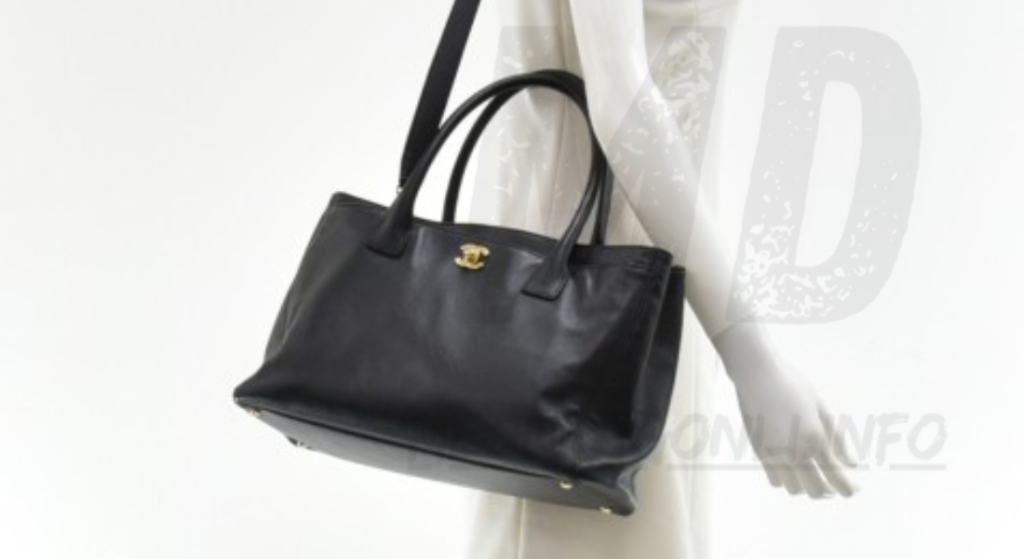 CHANEL Medium Executive Cerf Tote